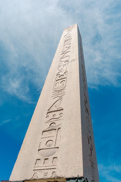 Obelisk von Theodosius in Istanbul Alte ägyptische Obelisk gegen einen blauen Himmel