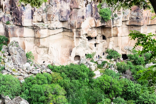 Oben Blick auf den Hang mit Höhlen im Ihlara-Tal