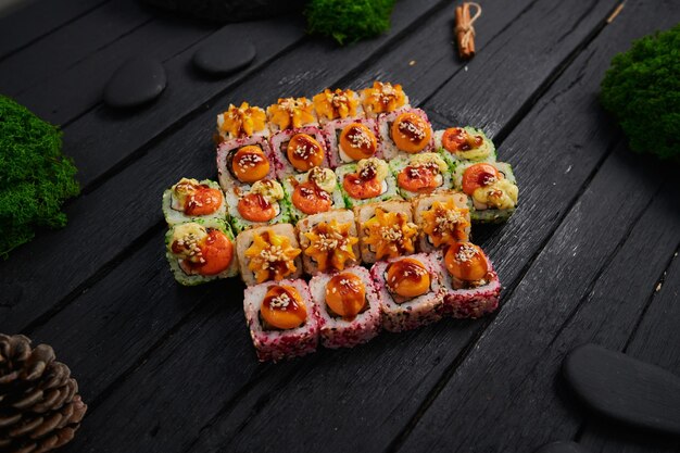 Oben Blick auf verschiedene Sushi und Brötchen auf Steinbrett Japanisches Essen Fest Draufsicht flach gelegt