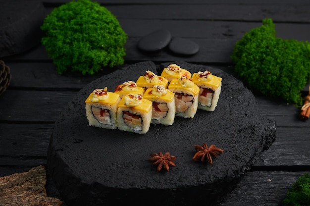 Oben Blick auf verschiedene Sushi und Brötchen auf Steinbrett Japanisches Essen Fest Draufsicht flach gelegt