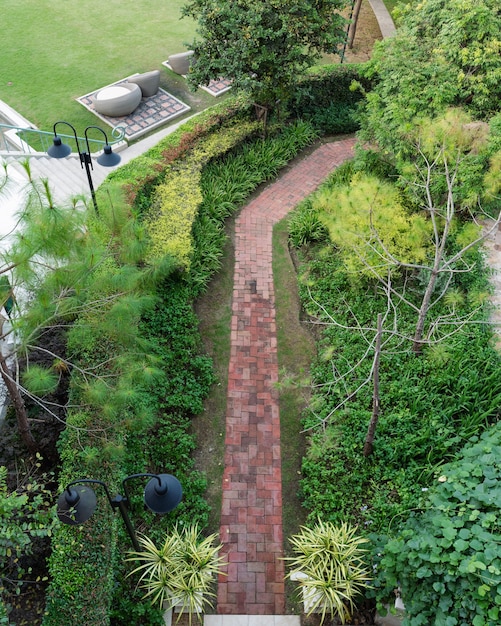 Oben des landschaftlich gestalteten grünen Gartens und des Backsteinweges auf Hinterhof