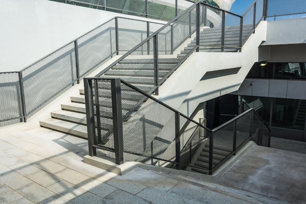 Oben mit den metallischen Handläufen, die in der Luft mitten in Steinbacksteinmauer im Sonnenlicht hängen