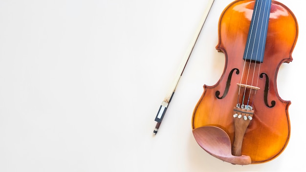 Foto obenliegende ansicht der violine mit bogen auf weißem hintergrund