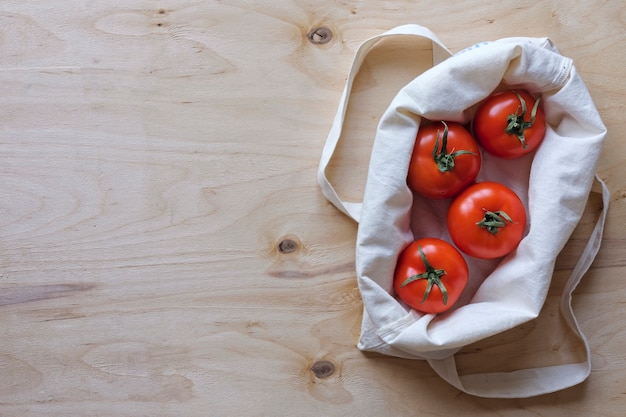 Obenliegende Ansicht von reifen Tomaten in einer Gewebetasche