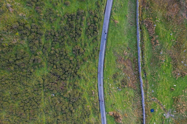 Obenliegende Luftaufnahme einer Landstraße in Nordwales