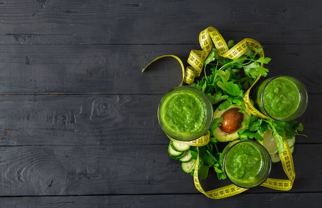 Obenliegender Ansichtgrün-Detox Smoothie mit messendem Band