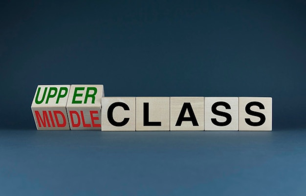 Ober- oder Mittelklasse-Würfel bilden Wörter Ober- oder Mittelklasse Konzept der sozialen Ungleichheit