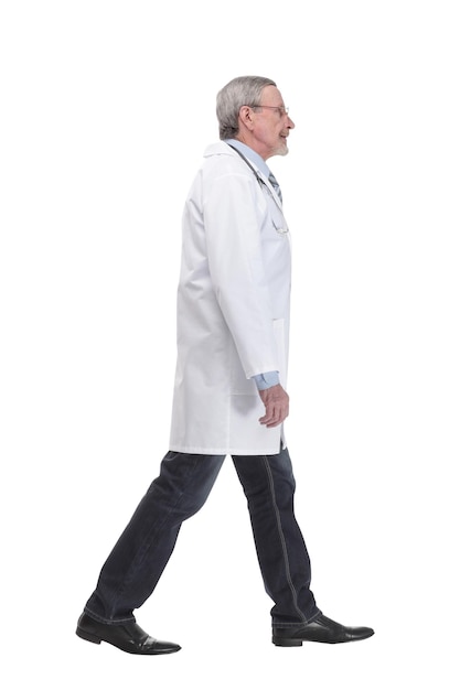 Oberarzt mit Stethoskop zu Fuß auf weißem Hintergrund, Seitenansicht