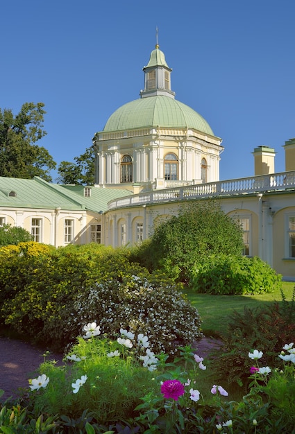 Oberer Garten des Bolschoi Menschikow Palastes Blumengartenflügel des Palastes