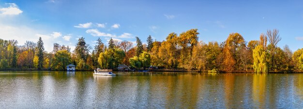 Oberer Teich und Insel Anti Circe im Sofievsky Arboretum oder Sofiyivsky Park in Uman, Ukraine, an einem sonnigen Herbsttag