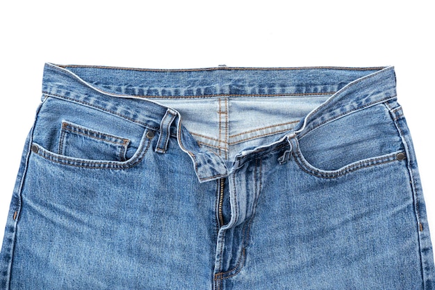 Oberer Teil gebrauchter Blue Jeans mit Reißverschluss und Taschen isoliert auf weiß