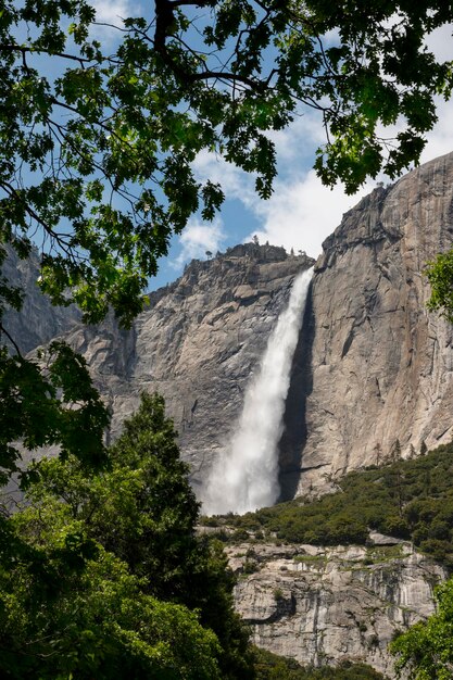 Foto oberer und unterer yosemite-fall aus der entfernung yosemite falls im yosemite valley nationalpark