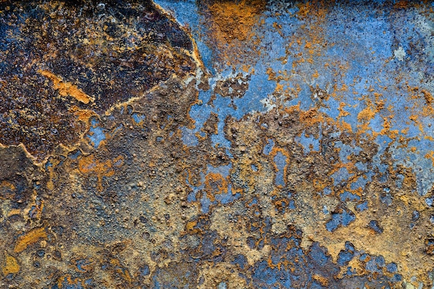 Oberfläche aus rostigem Metall mit Spuren von Korrosion und Schmutz