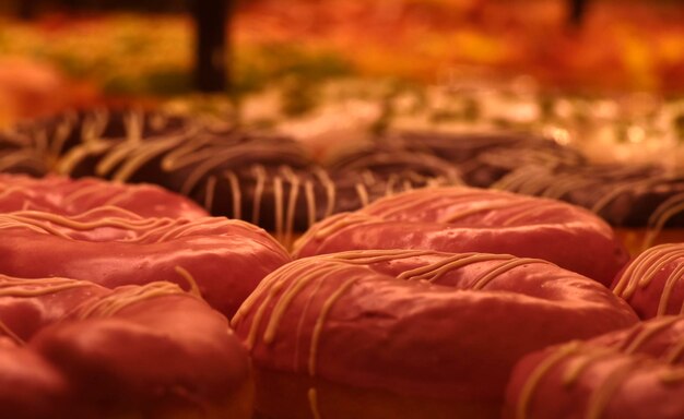 Oberfläche des Donuts mit rosafarbenem Erdbeergeschmack