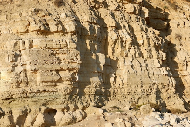 Oberfläche des Klippenfelsens von warmer Farbe an der Küste der Algarve in Portugal Texturierte Kulisse