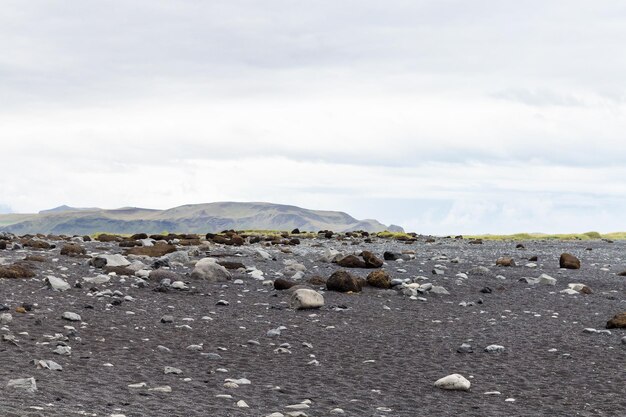 Oberfläche des schwarzen Lavastrandes von Reynisfjara