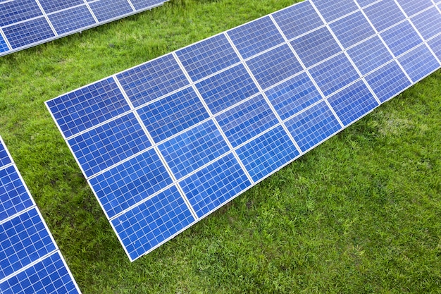 Oberfläche des Solar-Photovoltaik-Systems zur Erzeugung erneuerbarer sauberer Energie auf grünem Gras.