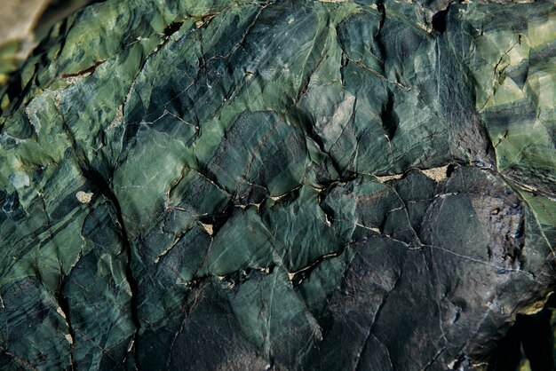 Oberfläche eines alten Felsens mit Rissen