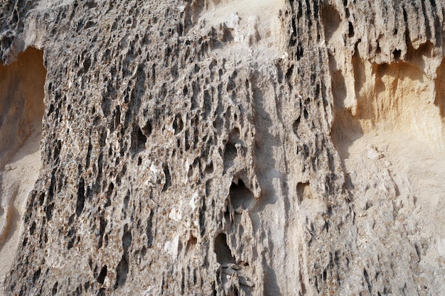 Oberfläche sandiger Felsen Felsiges Ufer des Kaspischen Meeres