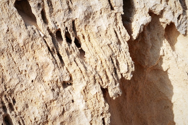 Oberfläche sandiger Felsen Felsiges Ufer des Kaspischen Meeres