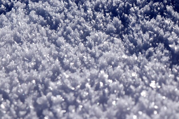 Oberfläche von frischem Schnee im Winter Makroschuss