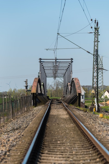 Oberflächenhöhe der Eisenbahnschienen vor klarem Himmel