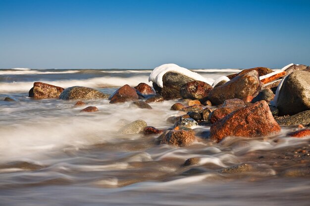 Foto oberflächenhöhe der felsen im ruhigen meer