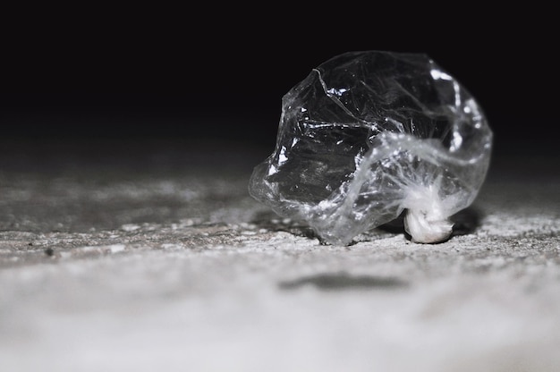 Foto oberflächenhöhe der plastiktüte auf der straße