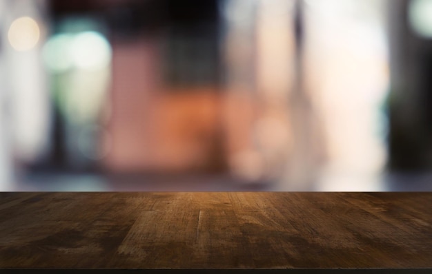 Oberflächenhöhe des Holztisches