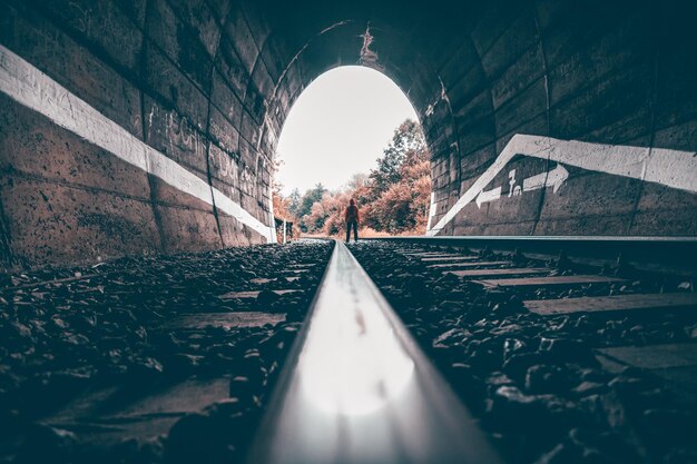 Foto oberflächenniveau der eisenbahnstrecken im tunnel