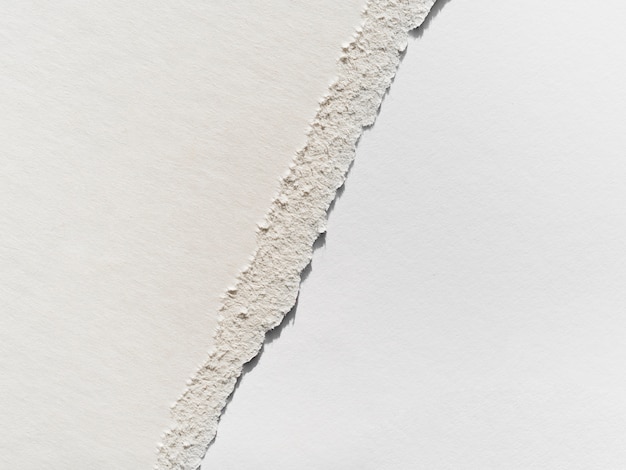 Oberflächenriss auf grauem Papier