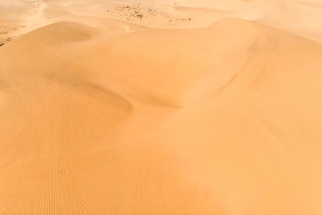 Oberhalb der gewundenen Sanddüne im natürlichen Hintergrund der Wüste
