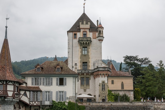 Oberhofen, Suiza - 24 de junio de 2017: Ver en el castillo de Oberhofen - museo viviente y parque del barco, Suiza, Europa. Paisaje de verano, clima soleado, cielo azul y día soleado