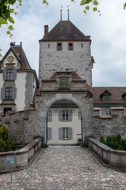 Oberhofen, Suiza - 24 de junio de 2017: Ver en el castillo de Oberhofen - museo viviente y parque del barco, Suiza, Europa. Paisaje de verano, clima soleado, cielo azul y día soleado