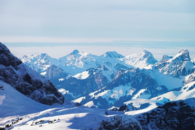 Oberland bernés en los Alpes suizos de invierno, vista de helicóptero.