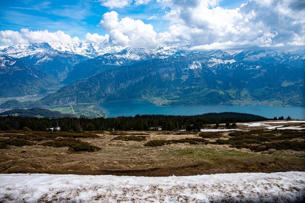 Foto oberland bernese com o lago thun e interlaken a partir do monte niederhorn