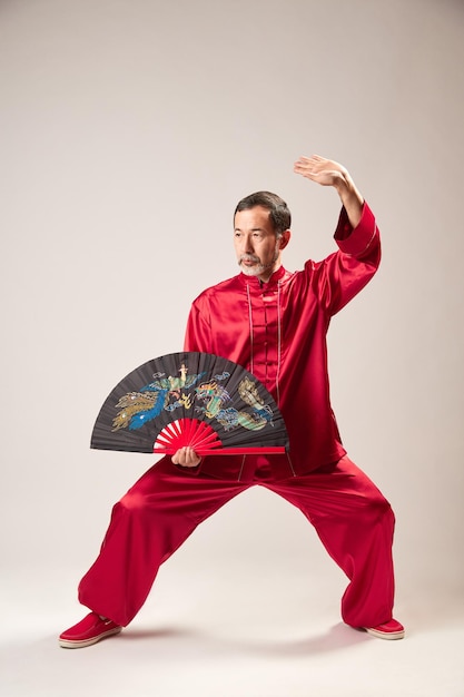 Foto obermeister praktiziert qi qong taijiquan