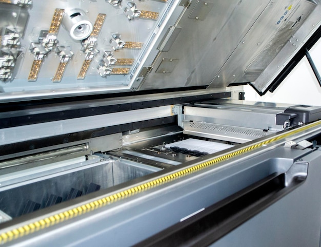 Oberseite des großen Industriedruckers mit offenem Deckel Großer Industrie-D-Multijet-Fusionsdrucker Drucken p