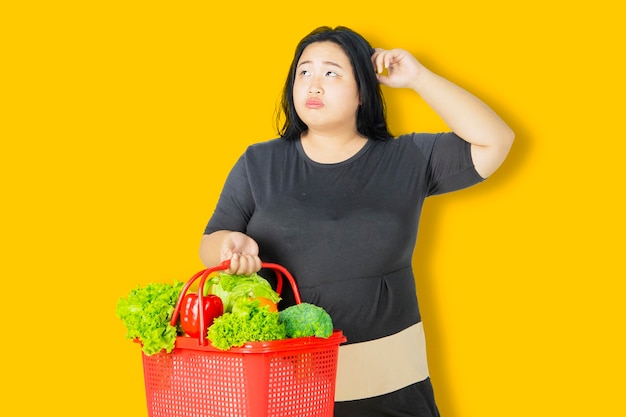 Obesidad pensativa mujer mantenga verduras en estudio
