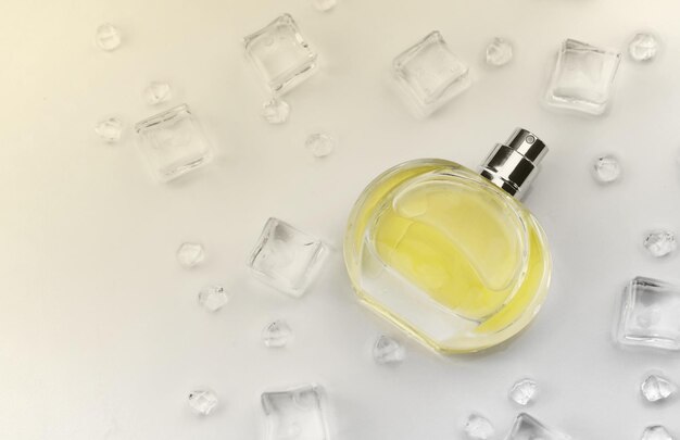 Foto objektfotografie einer parfümflasche in eiswürfeln und wasser auf