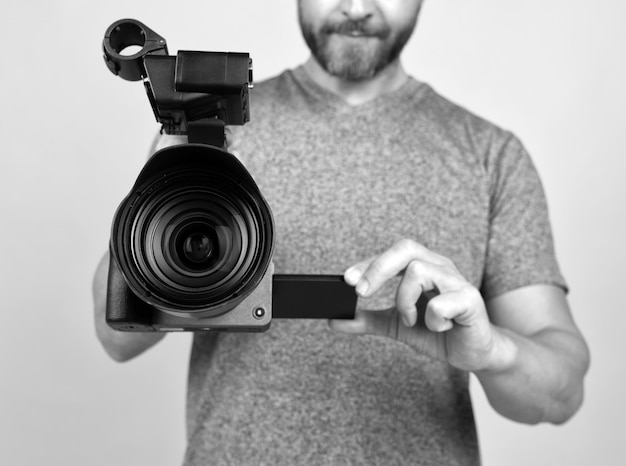 Foto objektiv des camcorders beschnittener mann mit camcorder-videofilmer, der video macht