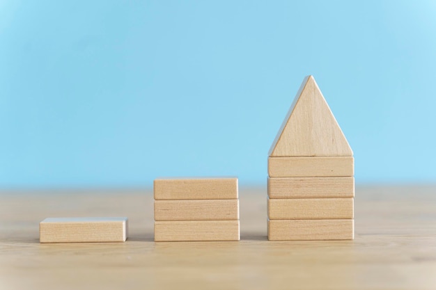 Objetivo de crecimiento concepto de mejora de las habilidades Crecimiento de cubos de madera en un fondo limpio Idea de estrategia de economía empresarial