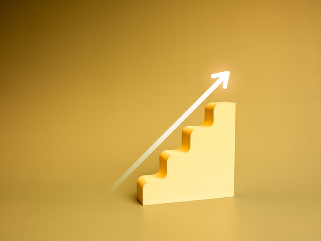 Objetivo de crecimiento empresarial y concepto de éxito Flechas de brillo blanco que se elevan en las escaleras modernas como diagrama de gráfico en crecimiento Gráfico de progreso de rendimiento aislado en fondo dorado amarillo con espacio de copia
