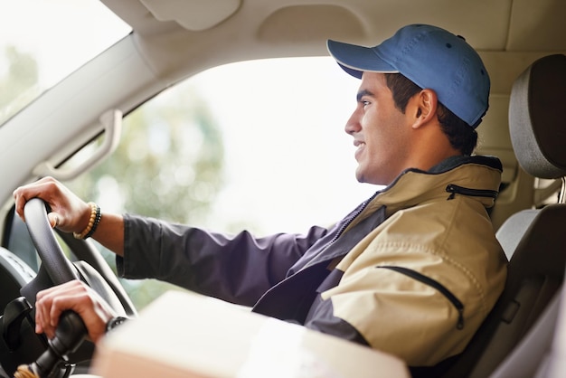 Con el objetivo de hacer sus entregas a tiempo Captura recortada de un repartidor conduciendo su camioneta