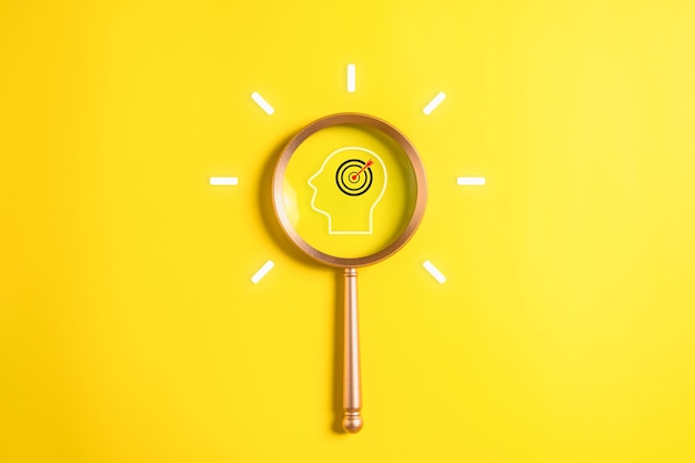 Objetivo objetivo e íconos de cabeza humana con lupa para la planificación de la estrategia empresarial y la gestión de la calidad Desarrollo creativo del flujo de trabajo empresarial Evaluación del control de calidad