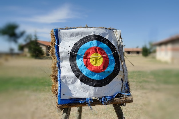 Foto objetivo de tiro con arco al aire libre usado, concepto deportivo de precisión