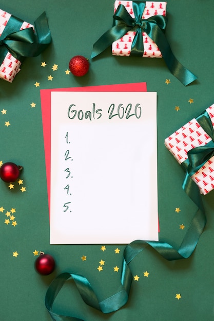 Objetivos de Año Nuevo 2020, planificación, lista de verificación, carta a Santa, su lista de deseos en verde. Vista superior.