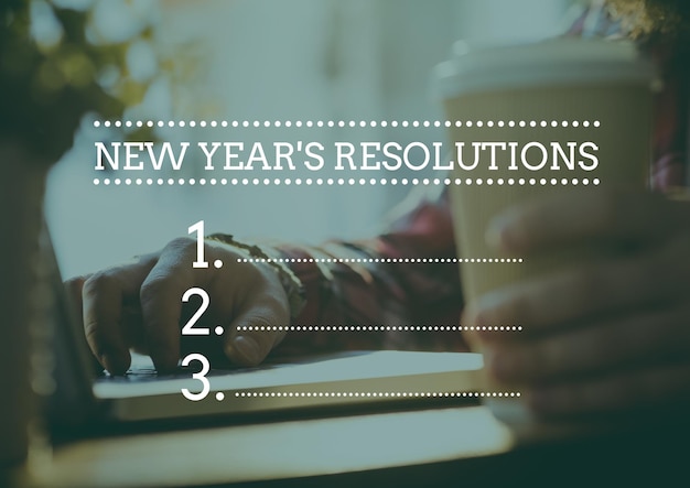 Objetivos de resolução de ano novo contra a mão segurando a xícara de café