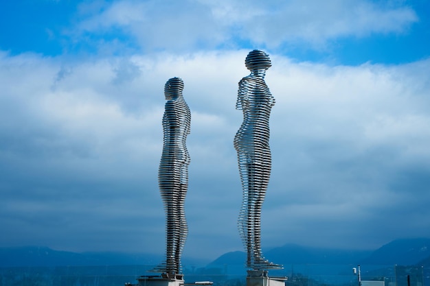 Objeto de arte figuras en movimiento de un par de personas en el terraplén de Batumi