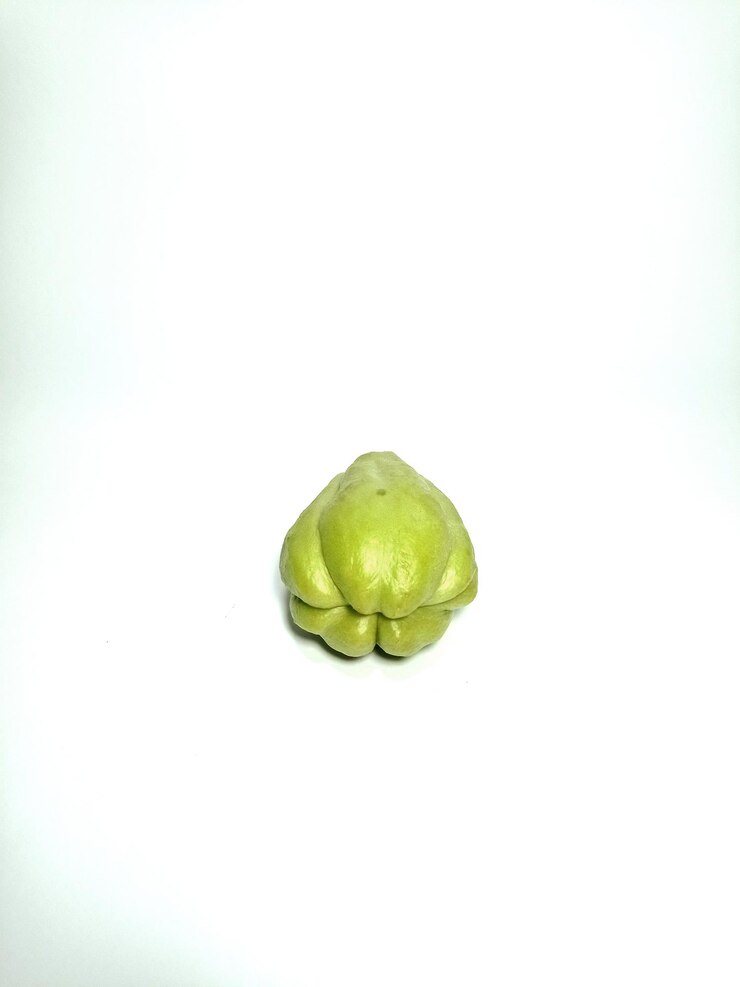 objeto chayote fresco aislado fondo blanco